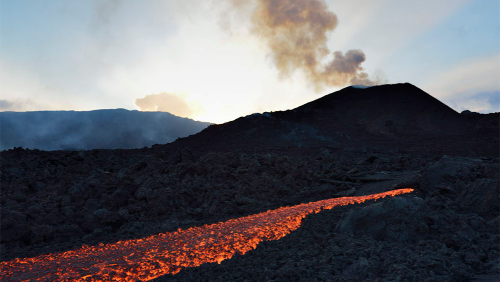 REUNION. Le Volcan du piton de la Fournaise est entré en éruption( Freedom)