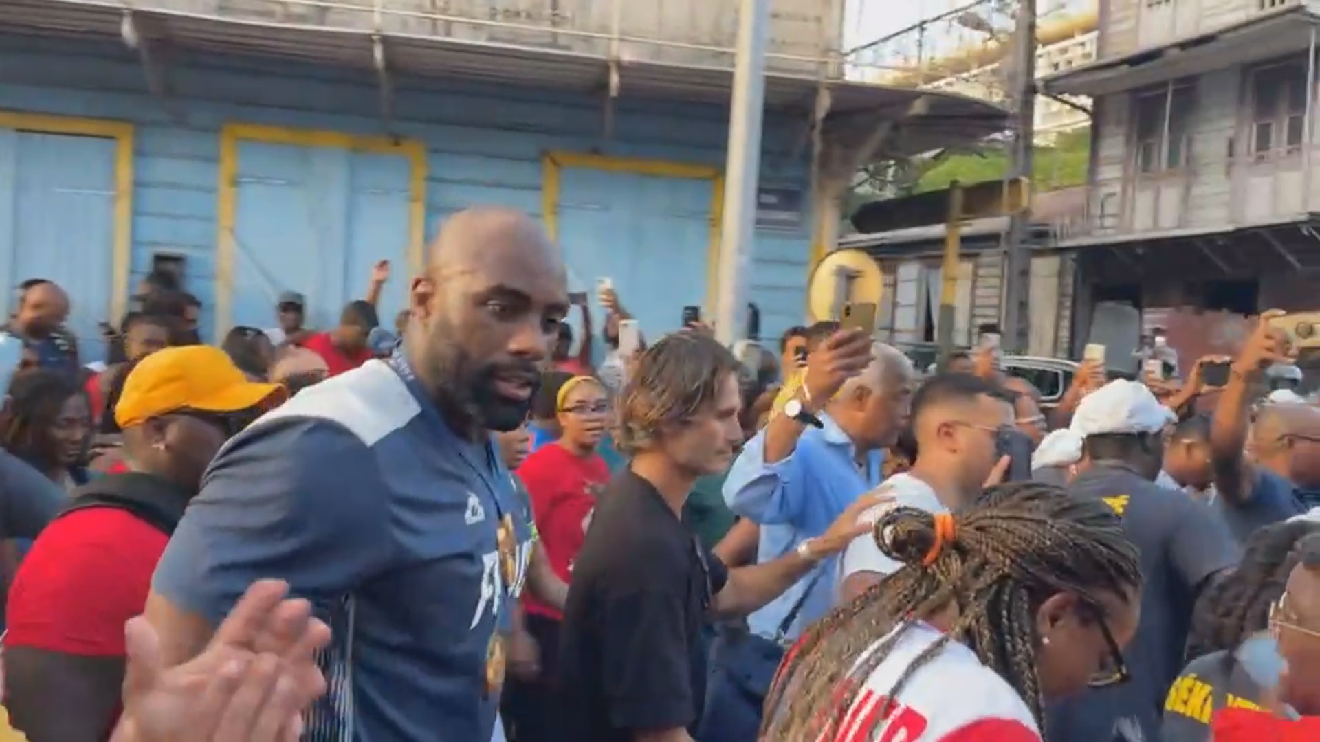 Arrivée de Teddy RINER en Guadeloupe dans les rues de Pointe à Pitre avec la groupe AKIYO