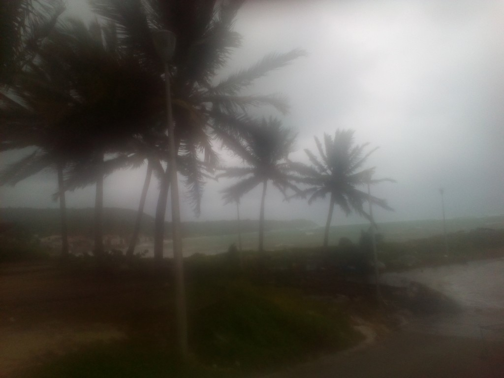 A Pointe-à-Pitre, l’ouragan #Maria inonde les rues. La surcôte s’additionne aux pluies diluviennes. #Guadeloupe