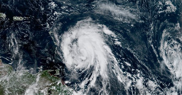 OURAGAN MARIA. Le phénomène se renforce. il est situé à 140 Km de la Martinique et 240 Km de Marie Galante. Maria pourrait passer sur l arc antillais en ouragan majeur catégorie 3